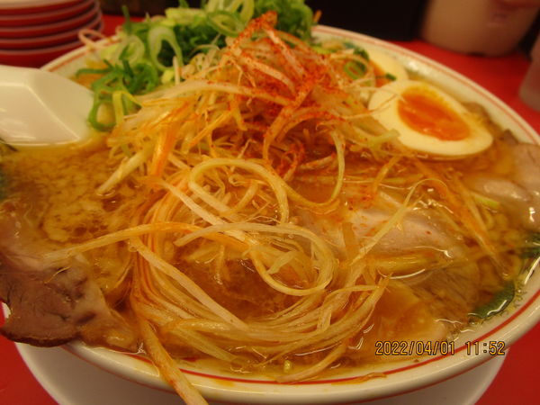 「みそ辛ネギラーメンTP味玉 1078円」@ラーメン 魁力屋 竹ノ塚店の写真