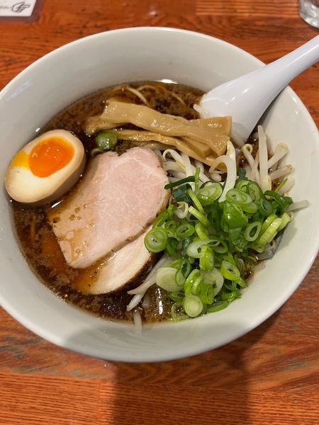 「溜まり醤油イナブラックラーメン」@麺屋二八の写真