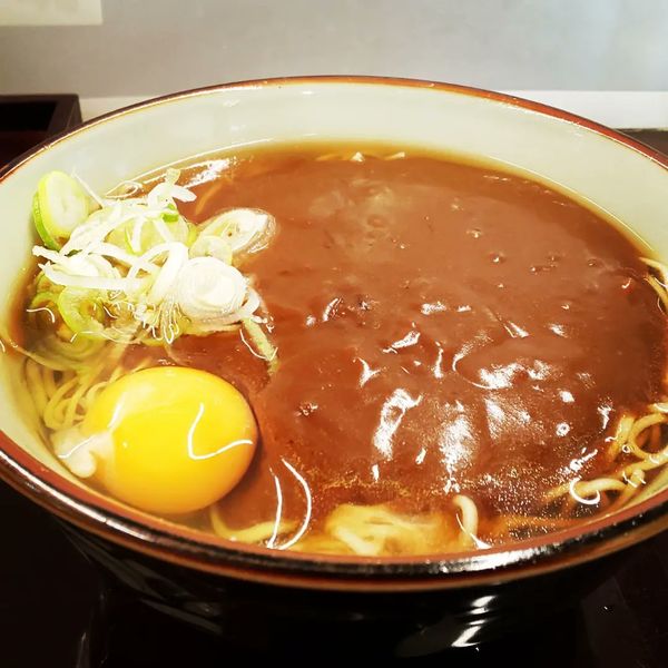「カレーそば+生玉子」@船堀そば 文殊の写真
