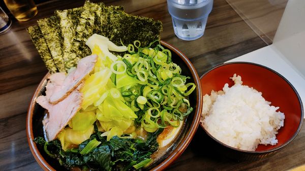 「特製ラ・大盛・ほうれん草・海苔・九条ネギ ・ライス中盛✘‎３」@横浜家系らーめん 武術家の写真
