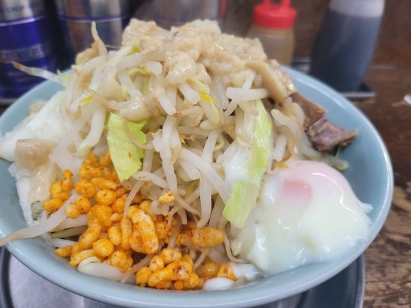 「プチラーメン　温玉　ヤサイ　アブラ　玉ねぎ　辛あげ」@麺でる 南大沢店の写真