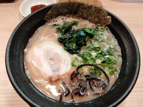 「らーめん＋ほうれん草＋辛味」@九州とんこつらーめん ひらさわの写真