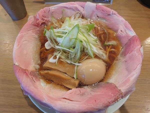 「ピストル チャーシュー5枚 とろ〜り半熟煮玉子」@ラーメン大戦争 神田店の写真