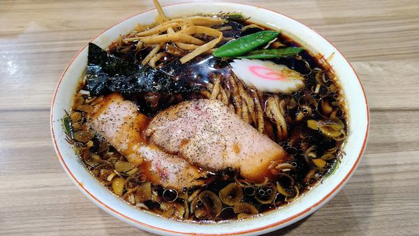 「ブラック(大・平打ち麺)」@くじら食堂 nonowa東小金井店の写真