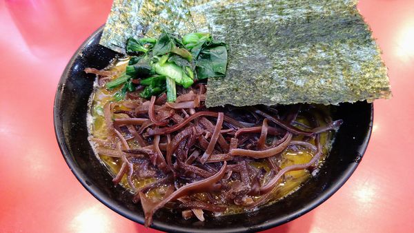 「ラーメン(麺硬め･味濃いめ)+海苔･木耳」@家系総本山 ラーメン吉村家の写真