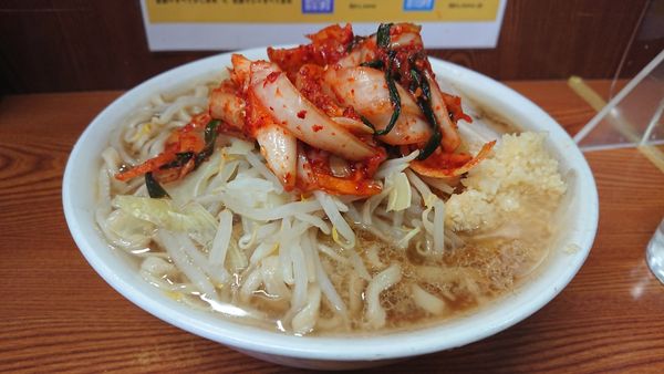 「小ラーメン+タマネギキムチ(780円+100円)ニンニク」@ラーメン二郎 亀戸店の写真