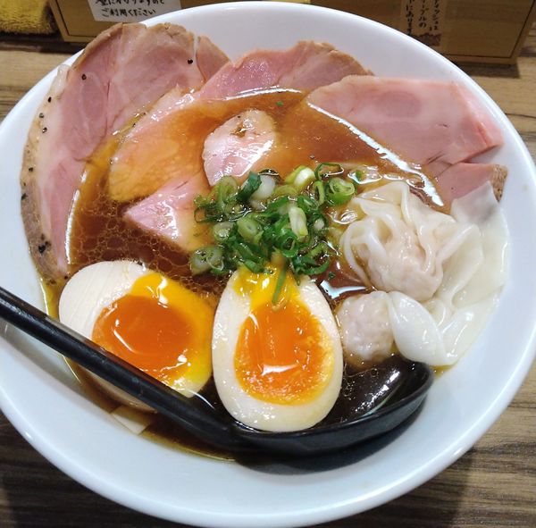 「鶏と鰹のワンタン醤油ソバ」@麺や ふくわらいの写真