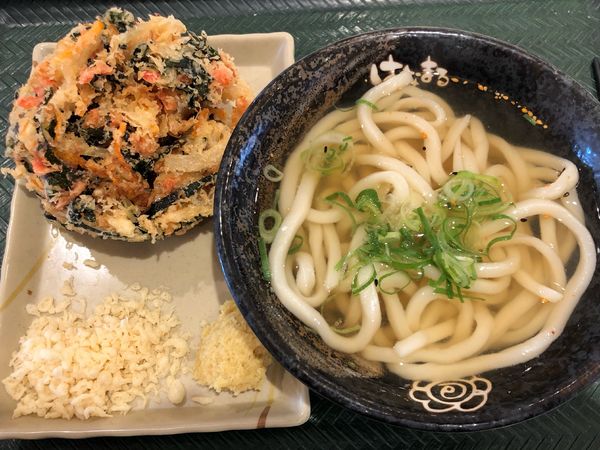 「かけうどん小240円干し+海老とわかめのかき揚げ【定期券】」@はなまるうどん ビビット南船橋店の写真