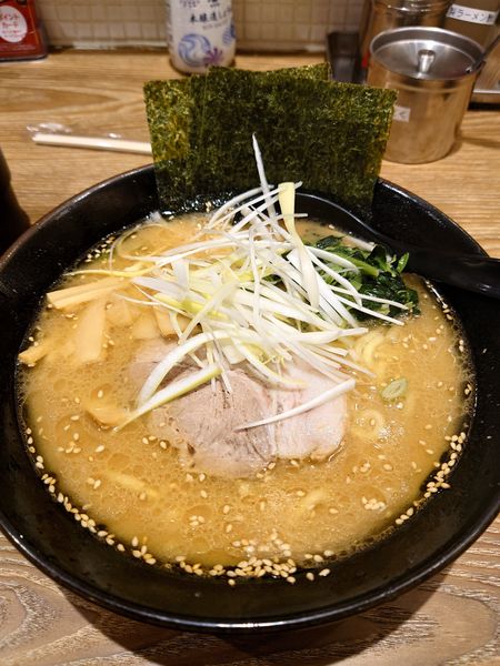 「味噌豚骨ラーメン　固め　濃い目　多目」@横浜家系ラーメン 銀家 川崎銀柳街店の写真