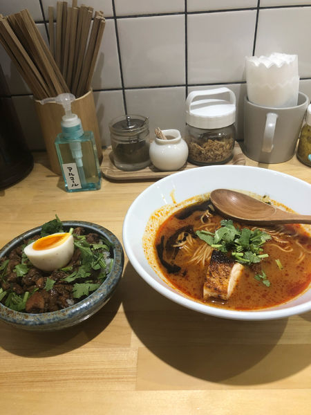 「チリトマラーメン　チーロー飯　ハーフセット　850円」@チリトマラーメン THANKの写真