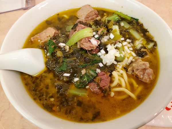 「酸菜牛肉麺・太麺」@四川料理 成都百味の写真