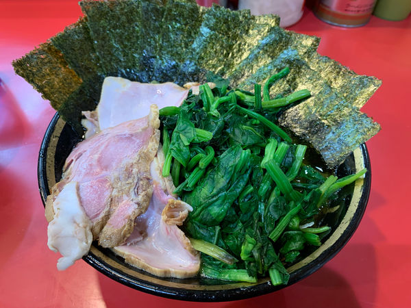 「チャーシューメン（ほうれん草・のり）トッピング」@家系総本山 ラーメン吉村家の写真