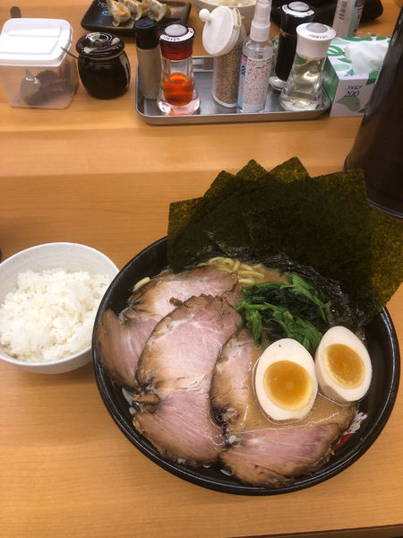 「特製ラーメン硬め濃いめ、ライス」@韮崎家の写真
