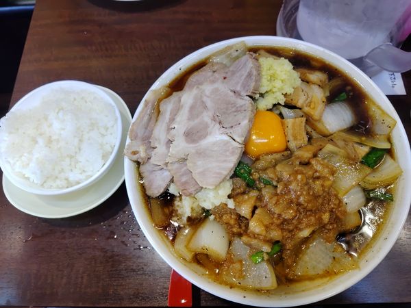 「生卵乗せスタミナ濃厚中華そば具増しチャーシュー小ライスニンニ」@濃厚中華そば スタミナ軒の写真