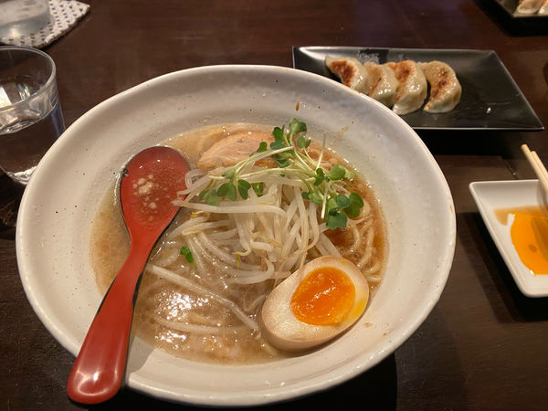 「しょう油とんこつラーメン大盛り935円＋餃子5個385円」@七八の写真