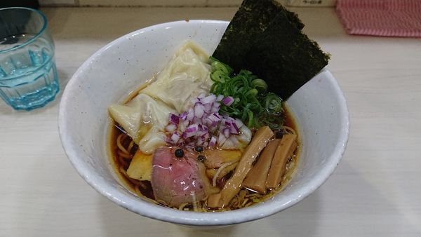 「醤油ワンタン麺」@麺や 魁星の写真