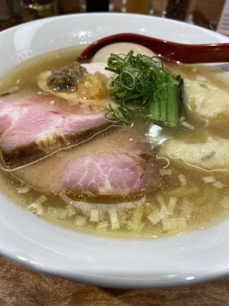 「特製塩そば（煮玉子、海老ワンタン2個）」@三馬路 東京店の写真