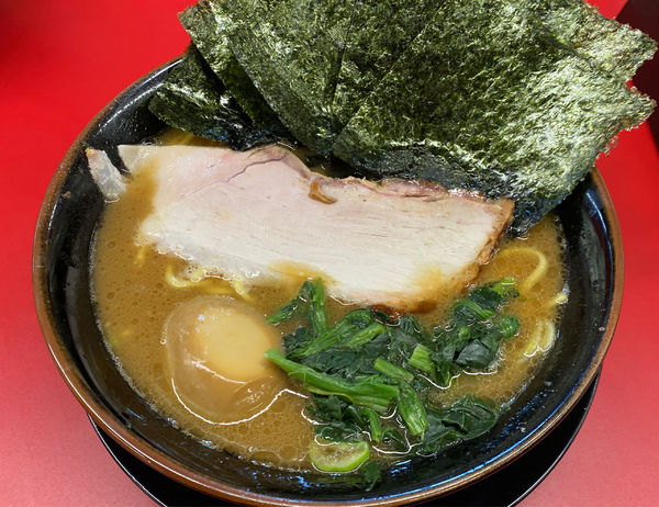 「ラーメン中盛 海苔 味玉 硬め」@王道家直伝 との丸家 八潮店の写真
