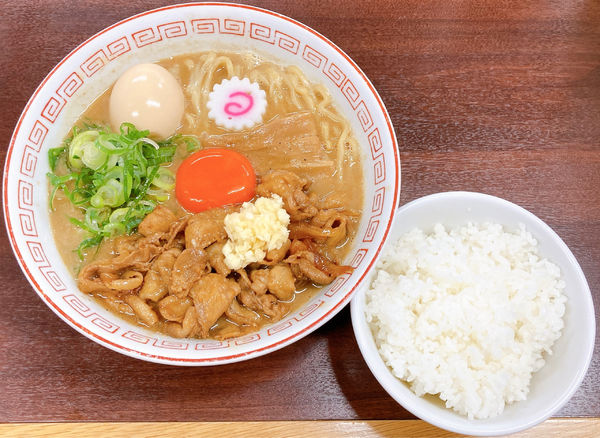 「肉玉そば(並盛・ニンニクあり)＋とろり味玉濃厚卵黄＋ごはん(中)」@元祖 肉玉そば越智の写真