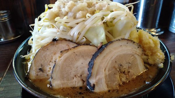 「ラーメン中、豚２枚、ヤサイちょいマシ半分、あぶら」@麺や豚髭の写真