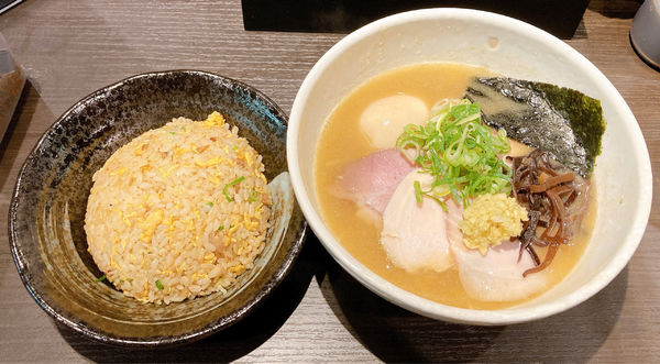 「特製鶏の骨ラーメン＋名物半チャーハン」@鶏の骨の写真