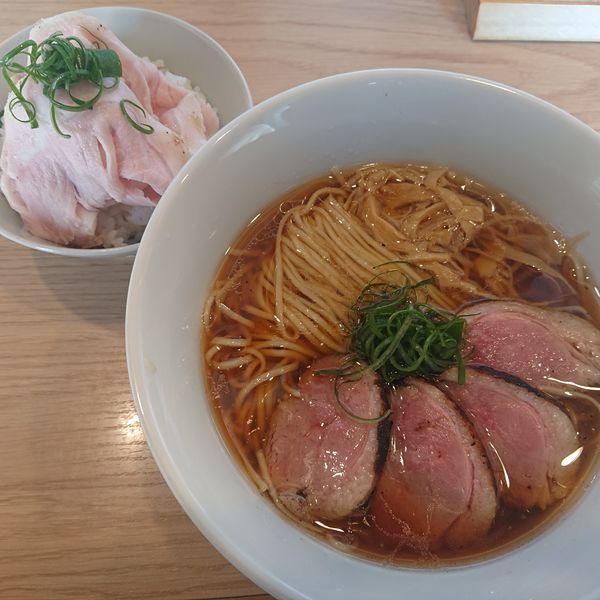 「ぜいたく鴨ロースの醤油らーめん1180円、ローストポーク丼」@らーめんMAIKAGURAの写真