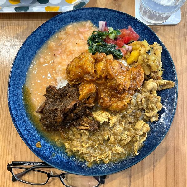 「マリアージュカレーあいがけ（無水チキン・マルチョウデビルＷ）」@WACCAの写真