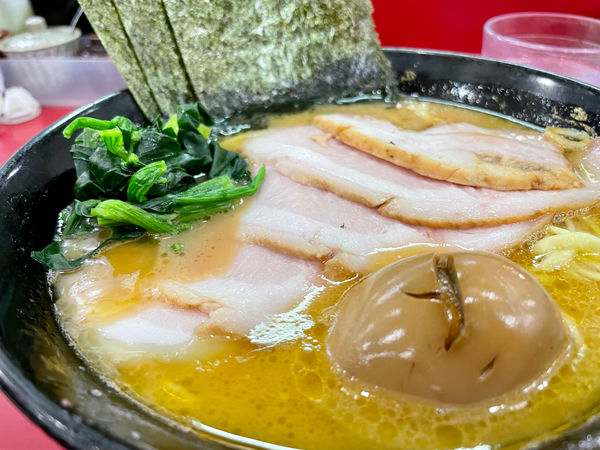 「チャーシュー麺＋味玉」@杉田家 千葉祐光店の写真
