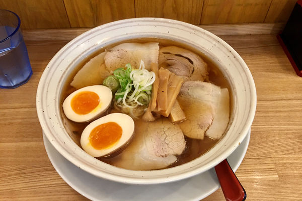 「チャーシューワンタンメン 1,000円＋煮玉子 100円」@ワンタンメンの満月 三鷹店の写真