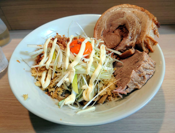 「汁なし(デカ巻き豚変更)+うで肉+ねぎ+しょうが」@麺屋 味方の写真