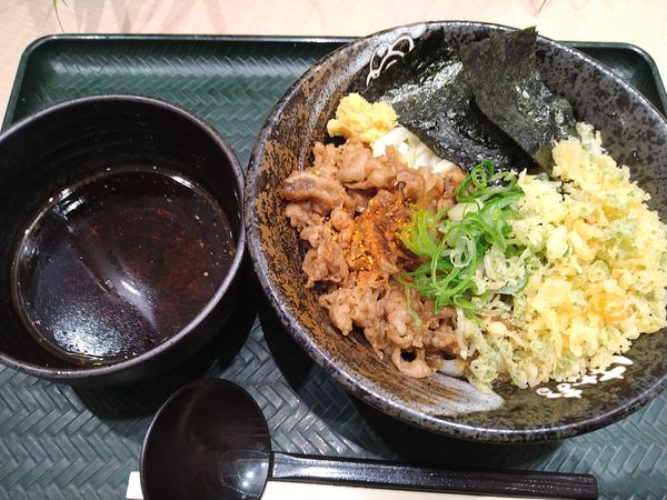 「ピリ辛牛肉うどん」@はなまるうどん モリシア津田沼店の写真