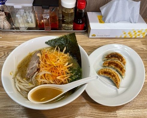 「ネギラーメン赤　850円＋Cセット餃子　200円。」@ラーメン餃子ふじのやの写真