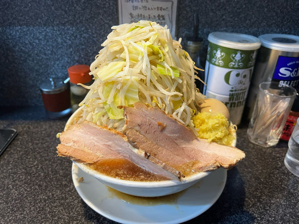 「ラーメン　味玉　野菜750極太麺生姜玉ねぎアブラ」@らうめん さぶ郎の写真