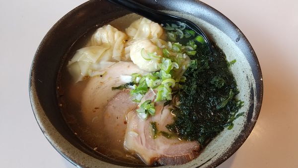 「キンメとエビのワンタン入り天然塩チャーシュー麺(1400円)」@中国料理 一品香の写真