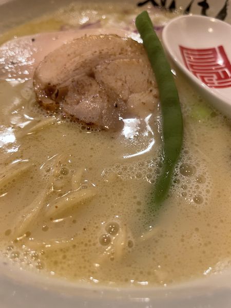 「純白湯らあめん」@らぁめん冠尾 恵比寿西店の写真