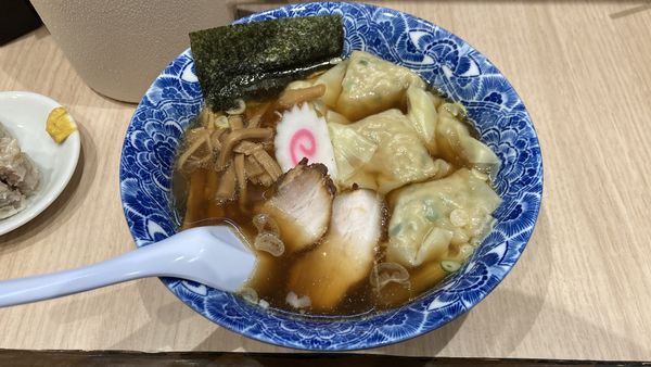 「肉厚ワンタンメン」@肉厚わんたん麺と手作り焼売 ら麺亭 浅草支店の写真