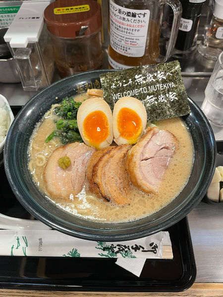 「無敵家らーめんニクタマ+生搾りニンニク+ライス」@麺創房 無敵家の写真