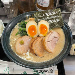 無敵家らーめんニクタマ+生搾りニンニク+ライス