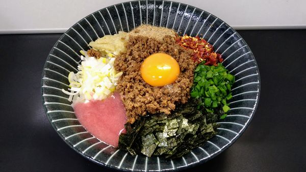 「【限定】桃台湾まぜそば(追い飯付)+うずら」@自家製麺SHINの写真