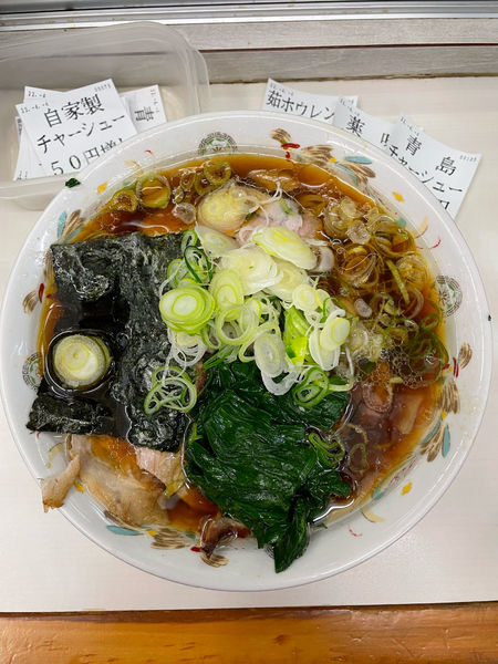 「青島チャーシューラーメン、ネギ、ほうれん草」@青島食堂 秋葉原店の写真