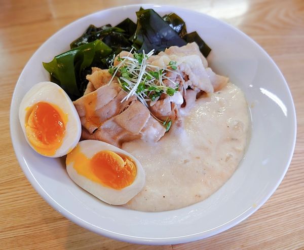 「ワカメと大倉園芸さんのトロロ和えそば【ゲリラ限定】」@麺 㐂色の写真