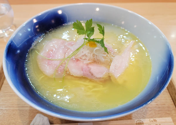 「飯田の地鶏清湯白湯塩らぁ麺」@飯田商店 湯河原本店の写真