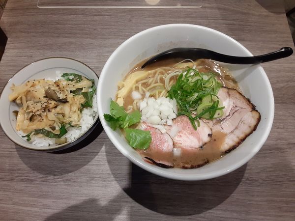 「鶏豚骨ラーメン　大盛り　メンマご飯」@中も津屋 本店の写真