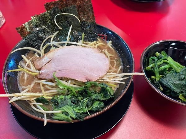 「白ネギラーメン」@家系ラーメン王道家直伝 との丸家 松飛台店の写真