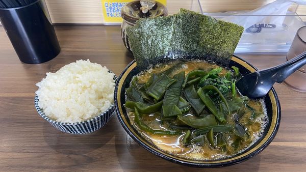 「茎わかめラーメン＋中ライス」@ラーメン林家 姉崎店の写真