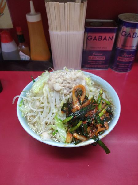 「小豚+ピリ辛ニラだれ　930円」@ラーメン二郎 中山駅前店の写真