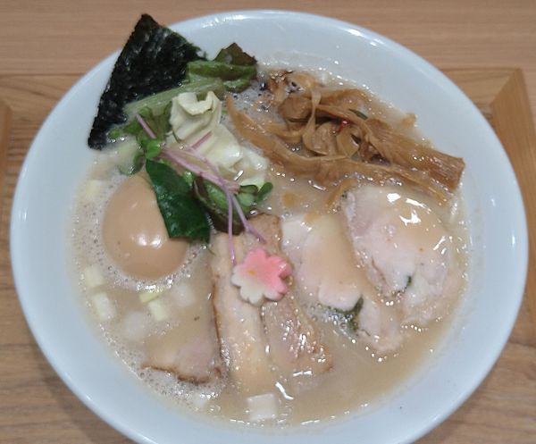 「【胡心房】 “春”らぁめん〜桜の香り〜 ￥1300」@ラーメンWalkerキッチンの写真
