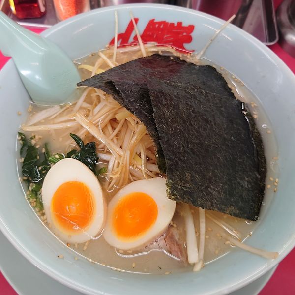 「塩ネギラーメン790円　味玉（LINEクーポン）」@ラーメン山岡家 春日部店の写真