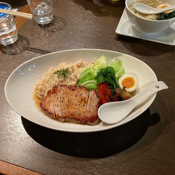 「【限定】桜鯛の油そば~トンテキ添え~」@麺創 なな家の写真