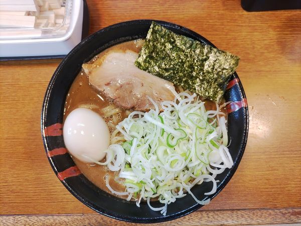 「濃厚らーめん+味玉  ﾒﾝﾏ抜き」@らーめん にい村の写真